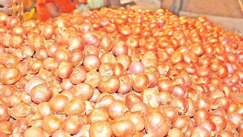 সরবরাহ বাড়ায় খাতুনগঞ্জে নিম্নমুখী পেঁয়াজের বাজার