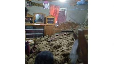 পেকুয়ায় পাহাড় ধসে একই পরিবারের তিনজন নিহত
