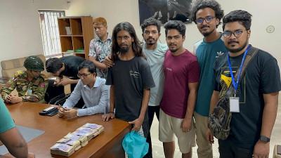 কুড়িয়ে পাওয়া ১৮ লাখ টাকা থানায় জমা দিলেন শিক্ষার্থীরা