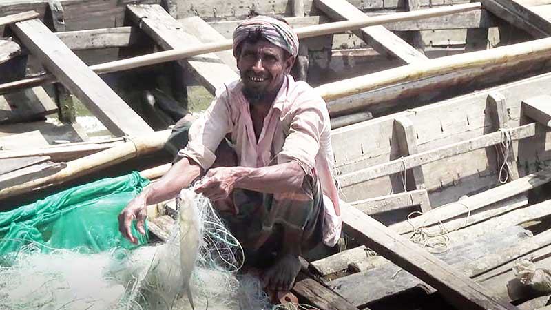 বৈরী আবহাওয়ায় বরিশালে কমেছে ইলিশ সরবরাহ