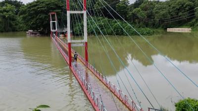 ডুবে গেছে রাঙ্গামাটির ঝুলন্ত সেতু