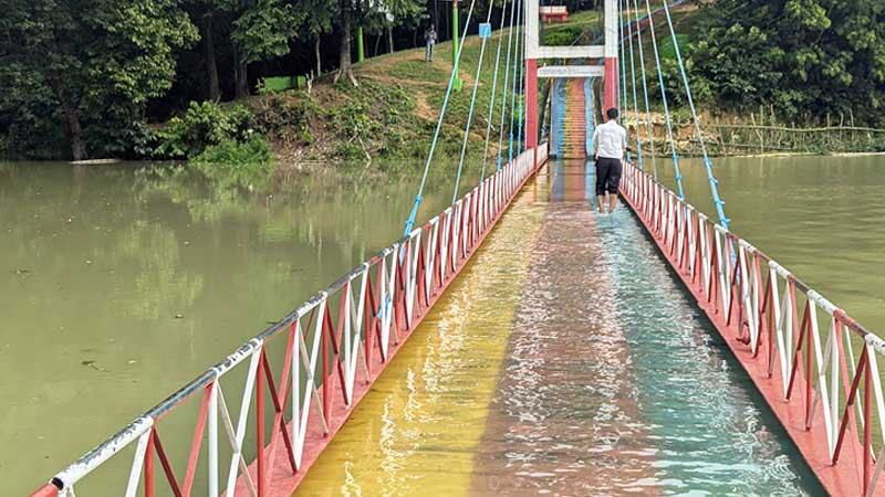 ডুবে গেছে রাঙ্গামাটির ঝুলন্ত সেতু, চলাচলে নিষেধাজ্ঞা