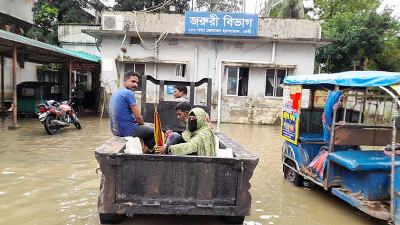 ফেনীতে বন্যায় ভেঙে পড়েছে স্বাস্থ্য সেবা