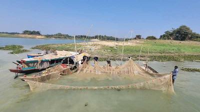 নিষেধাজ্ঞা শেষে কাপ্তাই হ্রদে মাছ আহরণে নামছেন জেলেরা