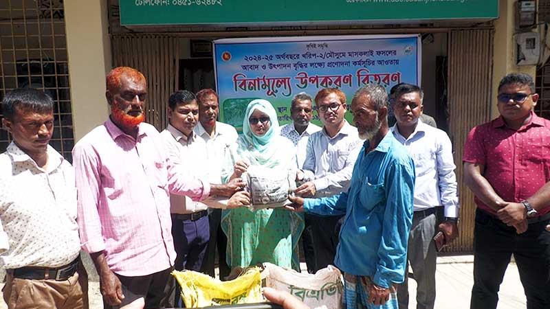বিনামূল্যে বীজ ও সার বিতরণ