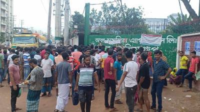 আশুলিয়ায় শ্রমিক বিক্ষোভ, ৭০ কারখানায় ছুটি ঘোষণা