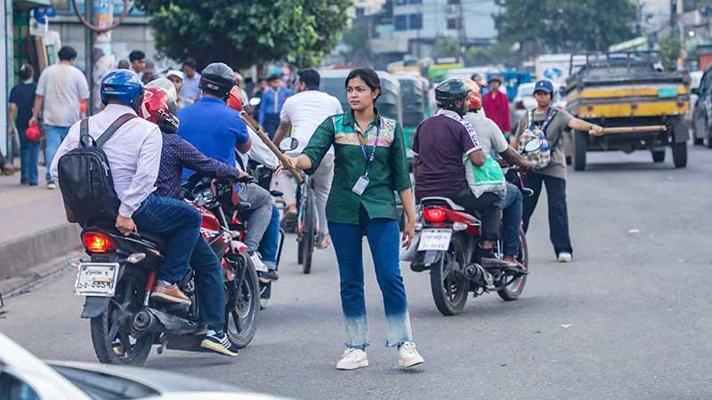 ট্রাফিক সামলেছেন শিক্ষার্থীরা