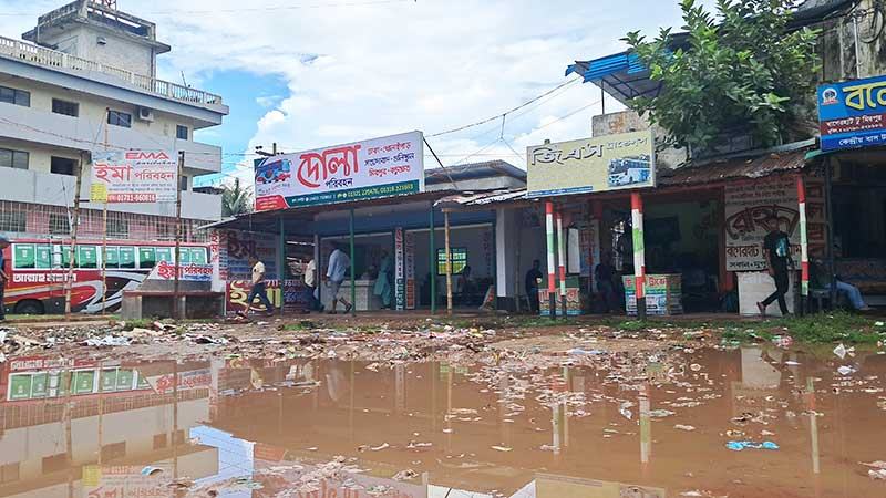 বাগেরহাট বাস টার্মিনালে জলাবদ্ধতায় ভোগান্তি
