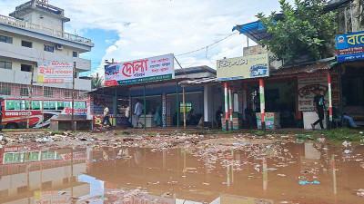 বাগেরহাট বাস টার্মিনালে জলাবদ্ধতায় ভোগান্তি