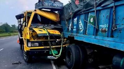 গাইবান্ধায় দুই ট্রাকের সংঘর্ষে চালক নিহত