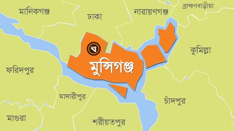 মুন্সিগঞ্জে সড়ক সংস্কার ও দ্রুত সেতু নির্মাণের দাবিতে বিক্ষোভ