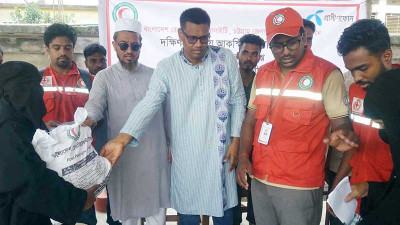 বন্যার্তদের রেড ক্রিসেন্টের ত্রাণসহায়তা
