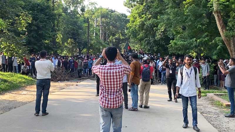 জাবিতে সাংবাদিকদের দিকে অস্ত্র তাক করেছিল কেউ কেউ