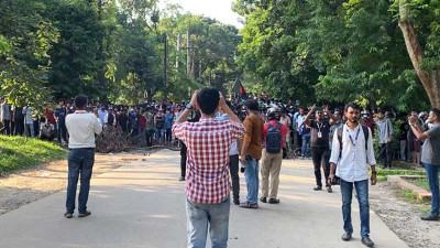 জাবিতে সাংবাদিকদের দিকে অস্ত্র তাক করেছিল কেউ কেউ