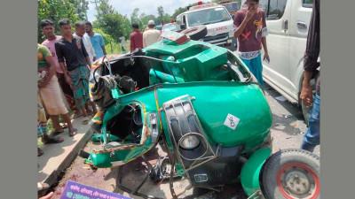 সিরাজগঞ্জে মাইক্রোবাস অটোরিকশা সংঘর্ষে নিহত ৬