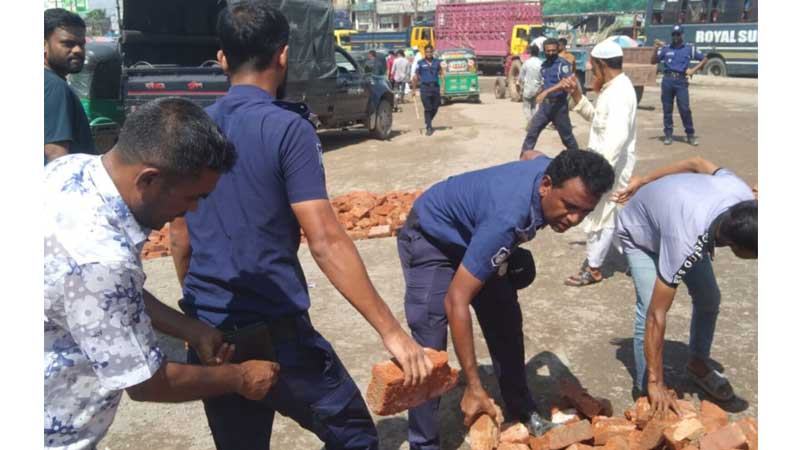 মহাসড়কে খানাখন্দ মেরামত করল পুলিশ