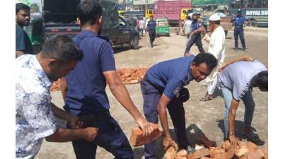 মহাসড়কে খানাখন্দ মেরামত করল পুলিশ