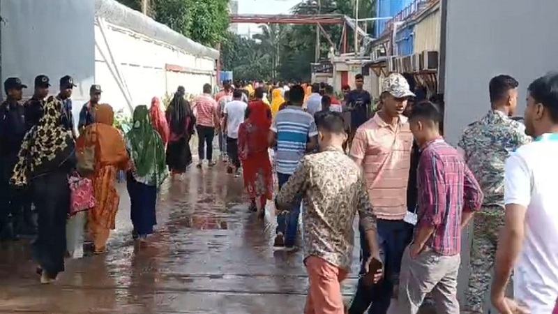 আশুলিয়ায় কাজে ফিরেছে অধিকাংশ শ্রমিক, ছুটি অব্যাহত ৪৫ কারখানায়