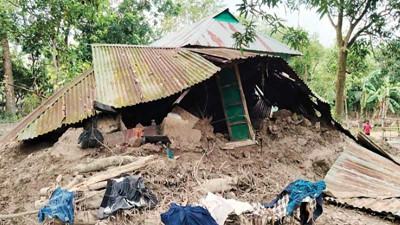ঘরবাড়ি হারিয়েছে বালিয়ারা গ্রামের অধিকাংশ পরিবার
