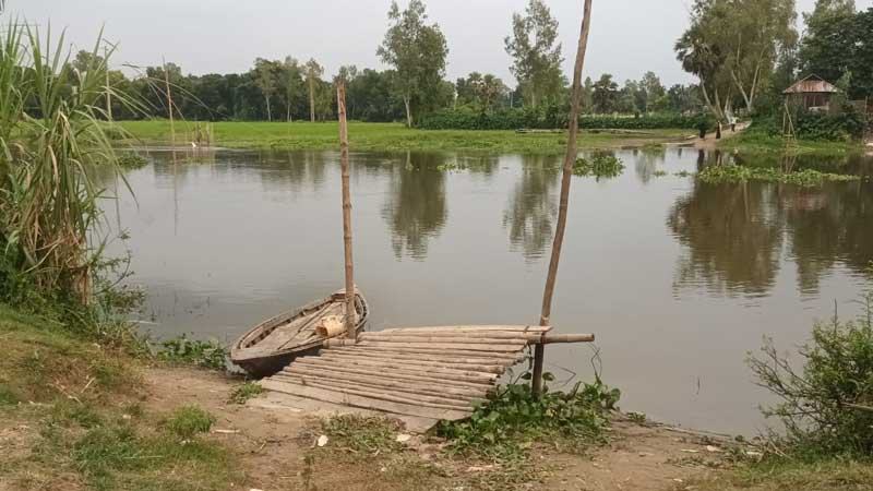 সেতুর অভাবে দুর্ভোগে বংশাইপারের বাসিন্দারা