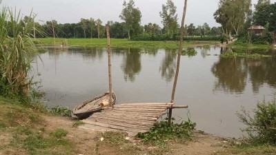 সেতুর অভাবে দুর্ভোগে বংশাইপারের বাসিন্দারা