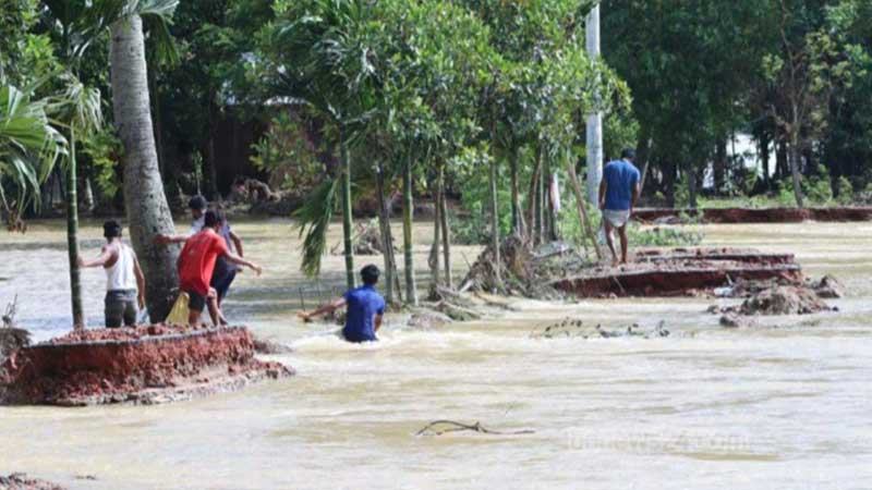 পানির স্রোতে বিলীন হয়েছে পাকা সড়ক
