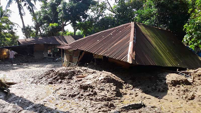 এখনো বিধ্বস্ত পড়ে আছে বাড়িঘর