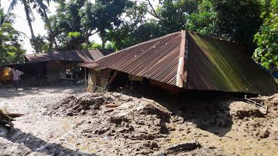 এখনো বিধ্বস্ত পড়ে আছে বাড়িঘর