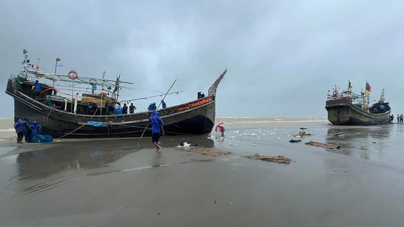 গভীর সমুদ্রে ঝড়ে ট্রলারডুবি, নিখোঁজ ৩