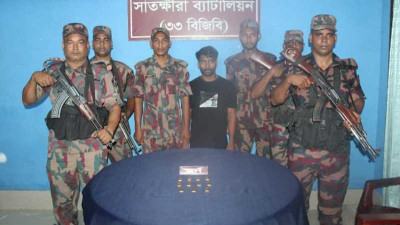 সাতক্ষীরা সীমান্তে ১১ স্বর্ণবারসহ আটক ১