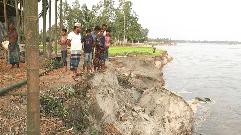ধরলার ভাঙনে উলিপুরে শতাধিক ঘরবাড়ি বিলীন