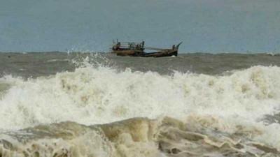 বৈরী আবহাওয়ায় তীরে ফিরতে পারেননি আট শতাধিক জেলে