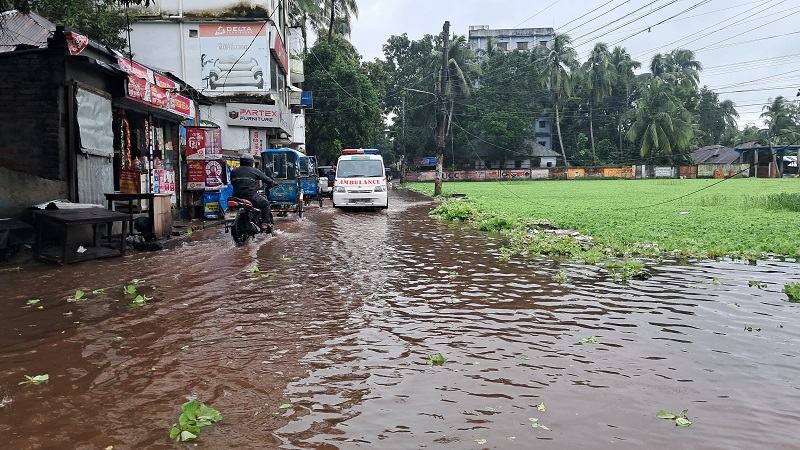বাগেরহাটে টানা বৃষ্টিতে জলাবদ্ধতায় দূর্ভোগ চরমে