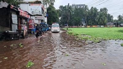 বাগেরহাটে টানা বৃষ্টিতে জলাবদ্ধতায় দূর্ভোগ চরমে