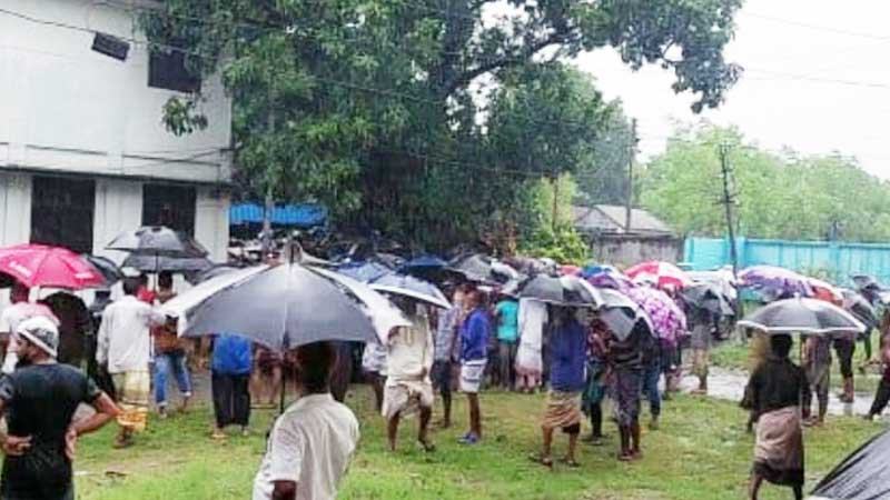 কুষ্টিয়ায় পদ্মায় ভাঙন, ব্যবস্থার দাবিতে পাউবো অফিস ঘেরাও