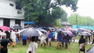 কুষ্টিয়ায় পদ্মায় ভাঙন, ব্যবস্থার দাবিতে পাউবো অফিস ঘেরাও