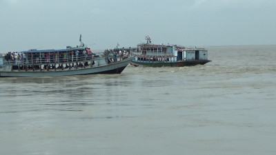 টানা ৪৬ ঘণ্টা বন্ধ থাকার পর লঞ্চ চলাচল স্বাভাবিক