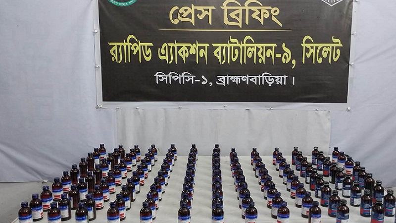 বিপুল পরিমাণ ফেনসিডিলসহ ৩ জন মাদক ব্যবসায়ী গ্রেফতার
