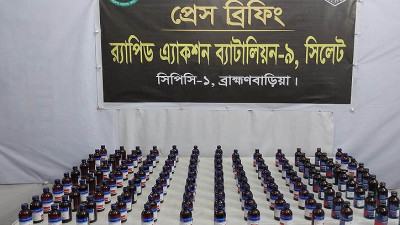 বিপুল পরিমাণ ফেনসিডিলসহ ৩ জন মাদক ব্যবসায়ী গ্রেফতার