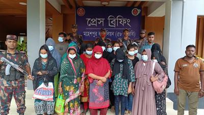 মহেশপুর সীমান্ত থেকে ৩ রোহিঙ্গা নারীসহ ১৭ জন আটক