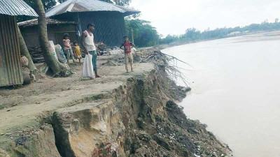 মিরসরাইয়ে নদীভাঙন, স্থাপনা সরিয়ে নিচ্ছে বাসিন্দারা
