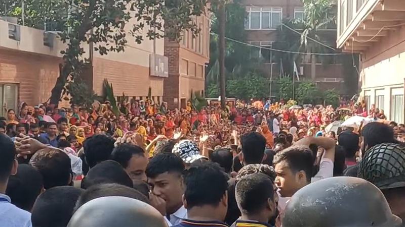  আশুলিয়ায় এবার ২৫ হাজার টাকা ন্যূনতম মজুরির দাবিতে বিক্ষোভ