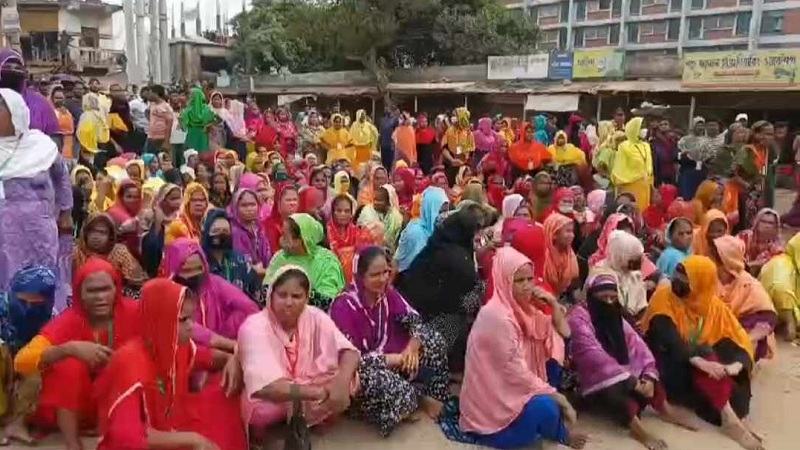 আশুলিয়ায় সড়ক অবরোধ করে বিক্ষোভ, উৎপাদন বন্ধ ৫২ কারখানায়