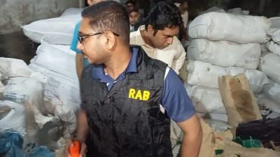 কক্সবাজারে অবৈধ পলিথিন কারখানায় র‍্যাবের অভিযান, ২ লাখ টাকা জরিমানা