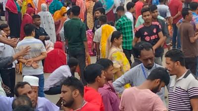 সাভারে শ্রমিক-আইনশৃঙ্খলা বাহিনীর মধ্যে সংঘর্ষ, নিহত ১
