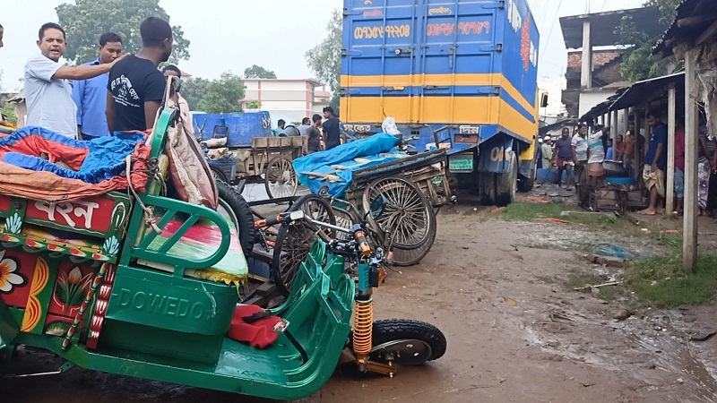 দিনাজপুরের ঘোড়াঘাটে কাভার্ড ভ্যানের চাপায় নিহত ২