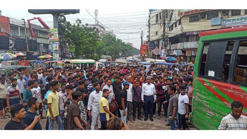 নারায়ণগঞ্জে কারখানা বন্ধের প্রতিবাদে বিক্ষোভ