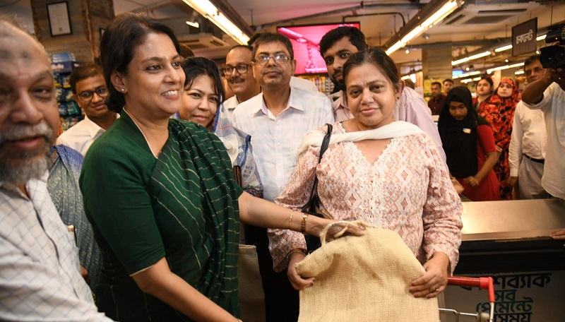 সুপারশপে পলিথিনের বিকল্প ব্যবহার কর্মসূচি উদ্বোধন করলেন পরিবেশ উপদেষ্টা