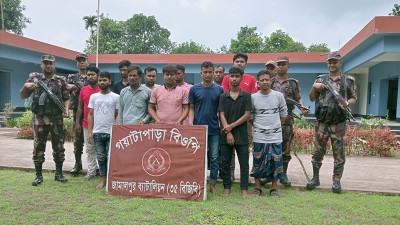 রৌমারী সীমা‌ন্তে অ‌বৈধ অনুপ্রবে‌শের দা‌য়ে ১২ বাংলা‌দে‌শী আটক