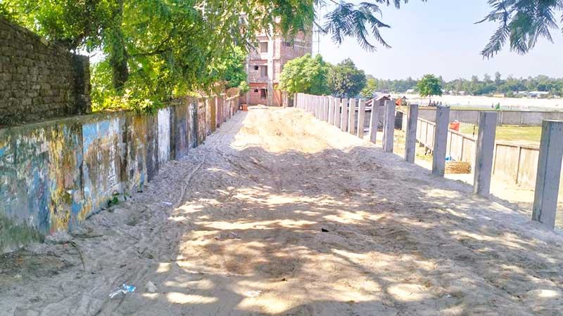 পঞ্চগড়ে মাটির বদলে সড়কে বালি ভরাট